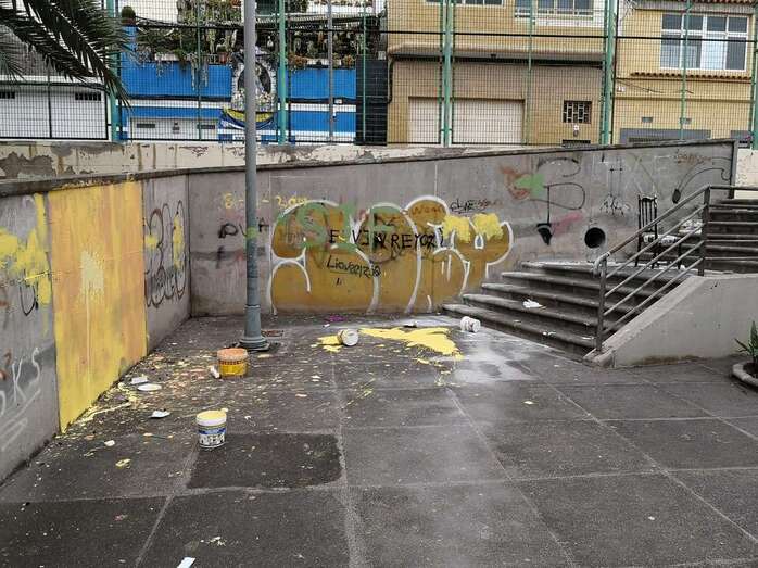 El recinto amaneció pintarrajeado (Foto TA)